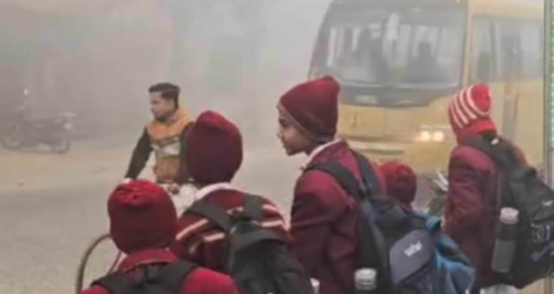 स्कूल जाते बच्चे