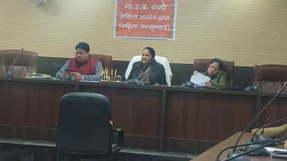 State Women Commission member Geeta Vishwakarma listened to problems of women in Varanasi