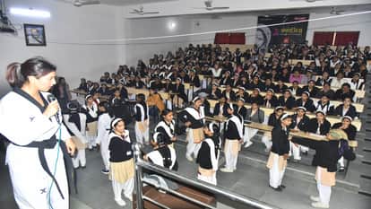 girl students learned self-defense techniques in aparajita program in Bareilly