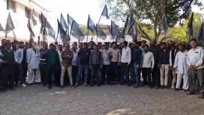 Ujjain's Green Field Road is being opposed; farmers upset high road height and surrounded MPRDC office.