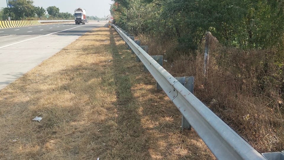 Broken Fencing and Missing Fog Lights Raise Accident Risk on Yamuna Expressway