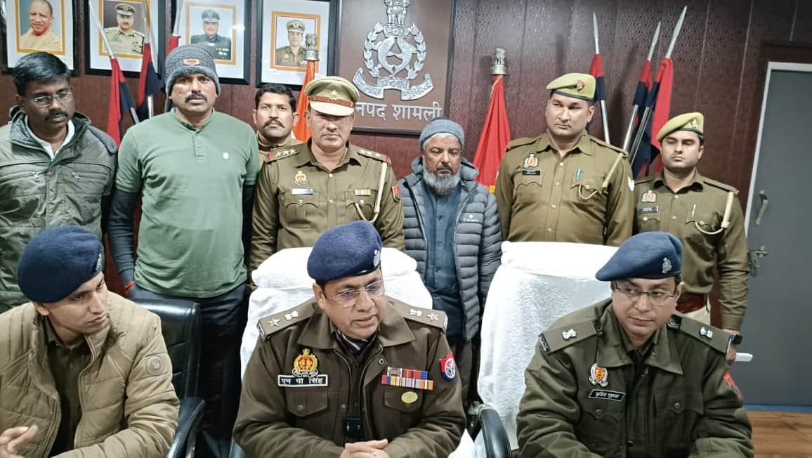 आरोपी की गिरफ्तारी को लेकर जानकारी देते अधिकारी