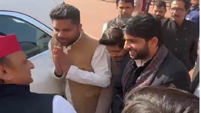 UP: SP chief Akhilesh Yadav will wear Meerut's coat, told SP member - get it stitched for us too, video viral