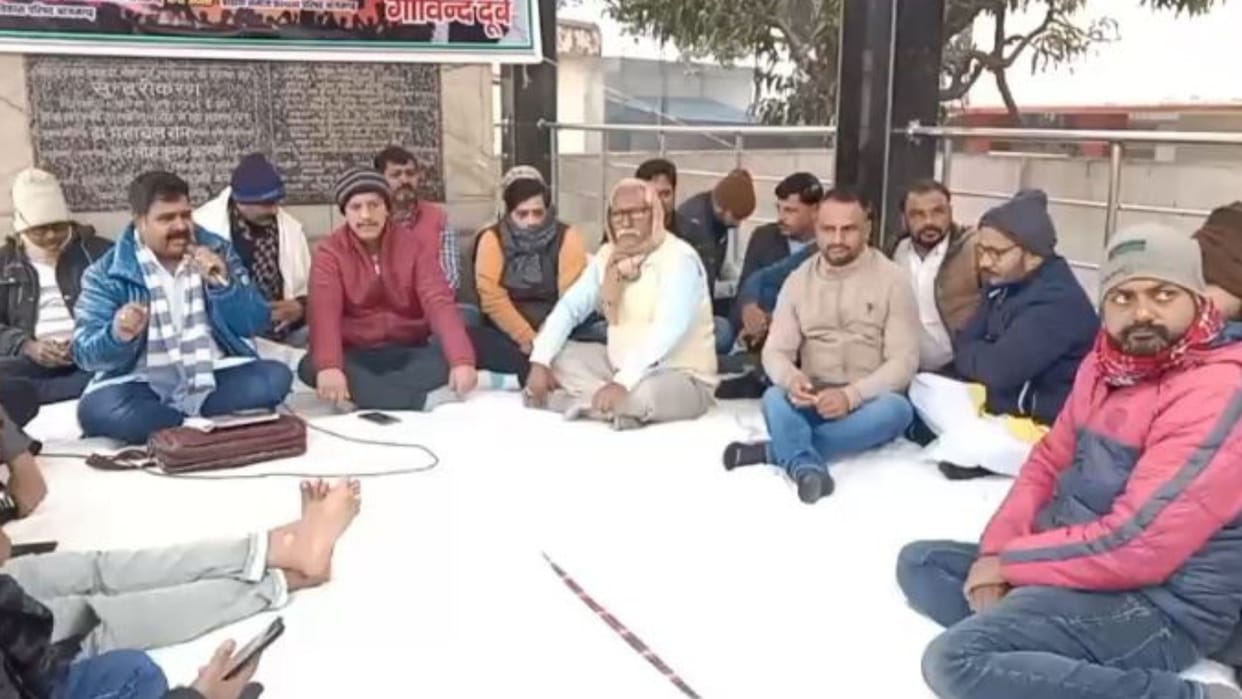 BJP leaders sit on dharna saying corruption has become synonymous with ADA in Azamgarh