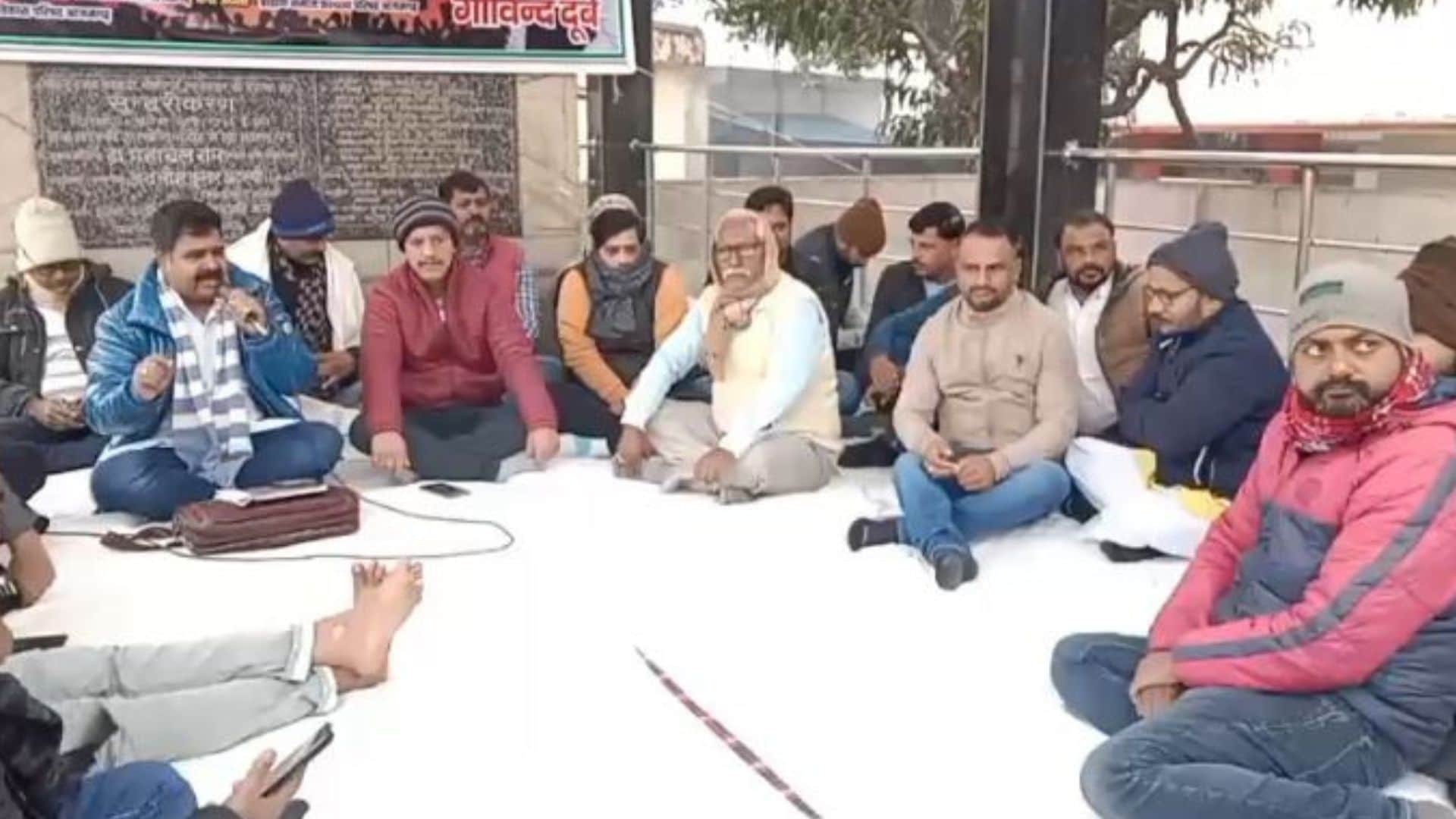 अपने समर्थकों के साथ धरने पर बैठे भाजपा नेता।