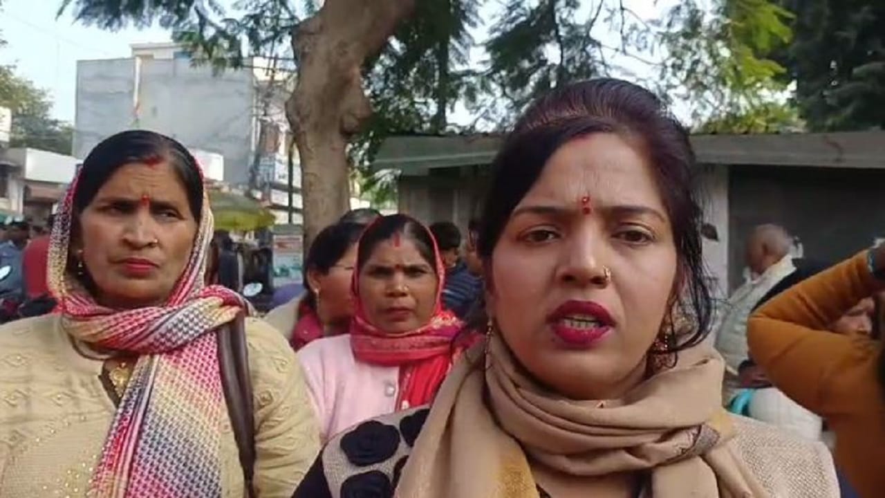 ASHA workers protest at the Collectorate in Bareilly
