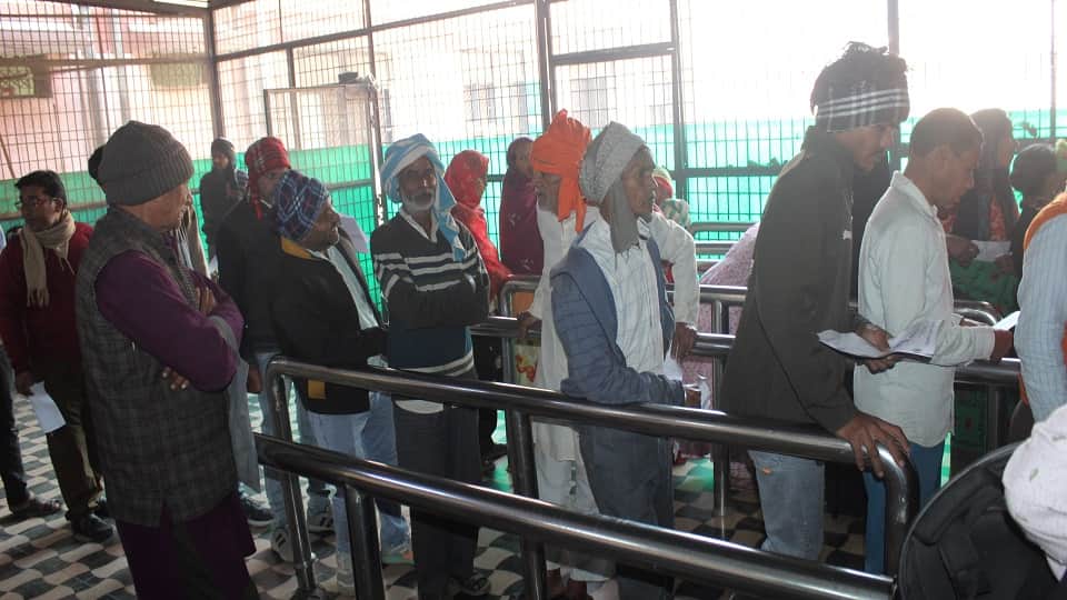 बागला जिला अस्पताल की ओपीडी में लगी मरीजों की लगी भीड़