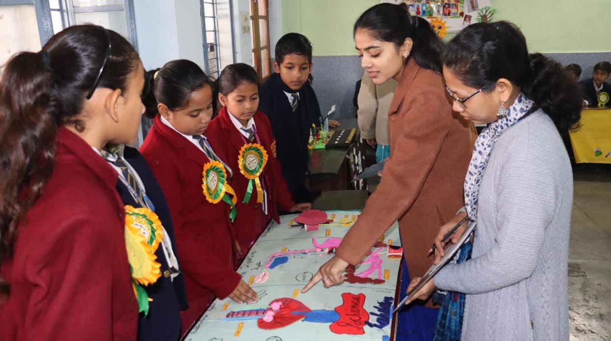 Bihar News: Science exhibition at this Patna school features hydraulic Chandrayaan model and lemon battery.