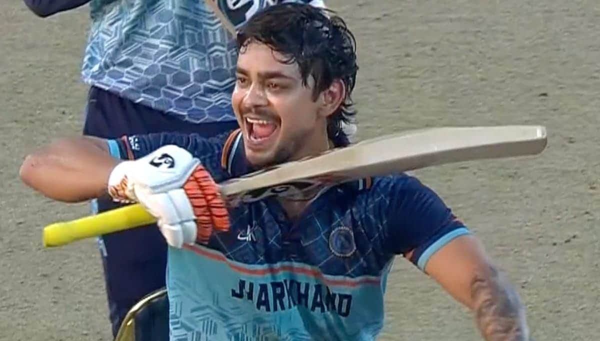 शतक लगाने के बाद खुशी जाहिर करते ईशान किशन।