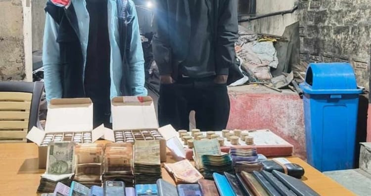 Bihar News: मोबाइल लूट और नशे का गोरखधंधा बेनकाब, परसा बाजार में दो युवक गिरफ्तार