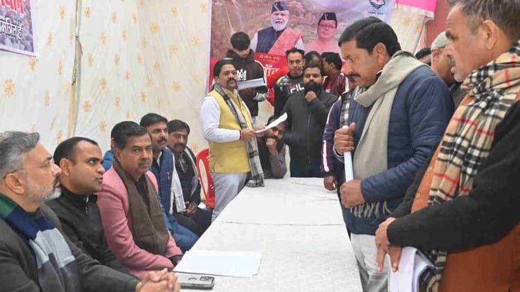 Haridwar: शिविर में देर से पहुंचने पर कई अधिकारियों को होना पड़ा शर्मसार, सीडीओ ने पहनाई माला, बजवाई तालियां