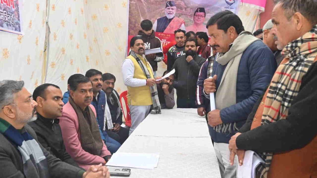 Haridwar News CDO garlanded officers who arrived late at the camp and had everyone applaud them