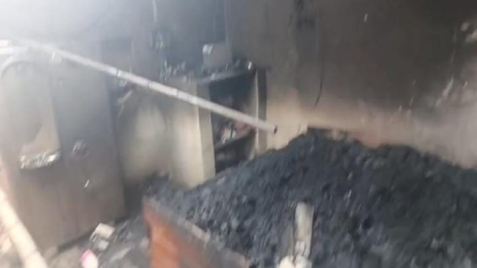 जलकर राख हुआ घर का सारा सामान
