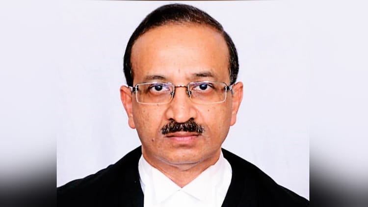 Dehradun: न्यायमूर्ति मनोज कुमार गुप्ता ने मुख्य न्यायाधीश पद की ली शपथ, लोकभवन में हुआ समारोह