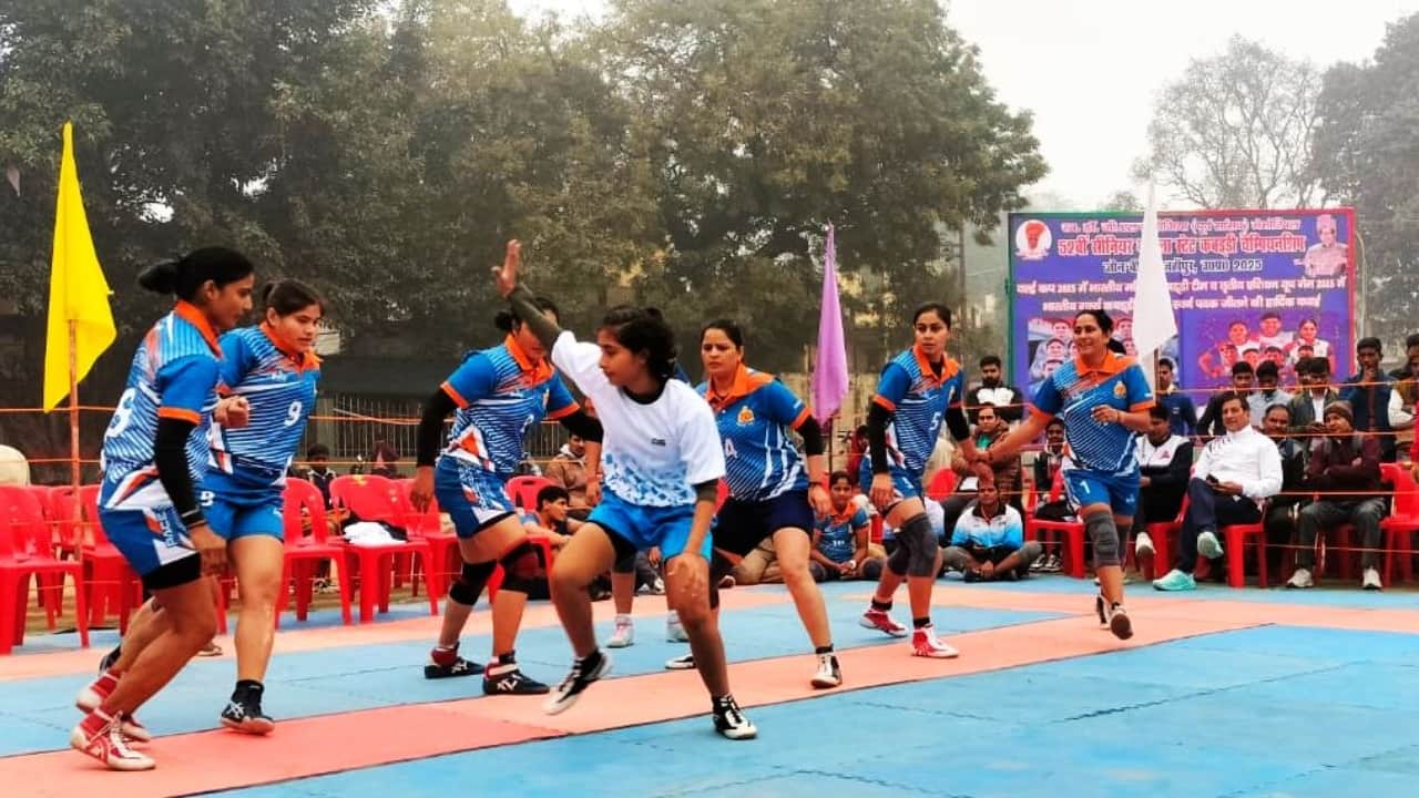 कबड्डी खेलतीं खिलाड़ी