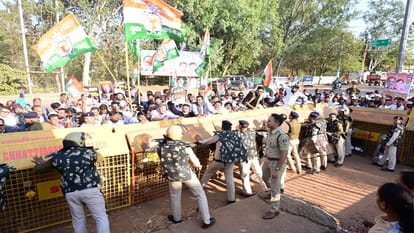 Congress protests in Chhattisgarh over the National Herald verdict Congress workers take to the streets in sev