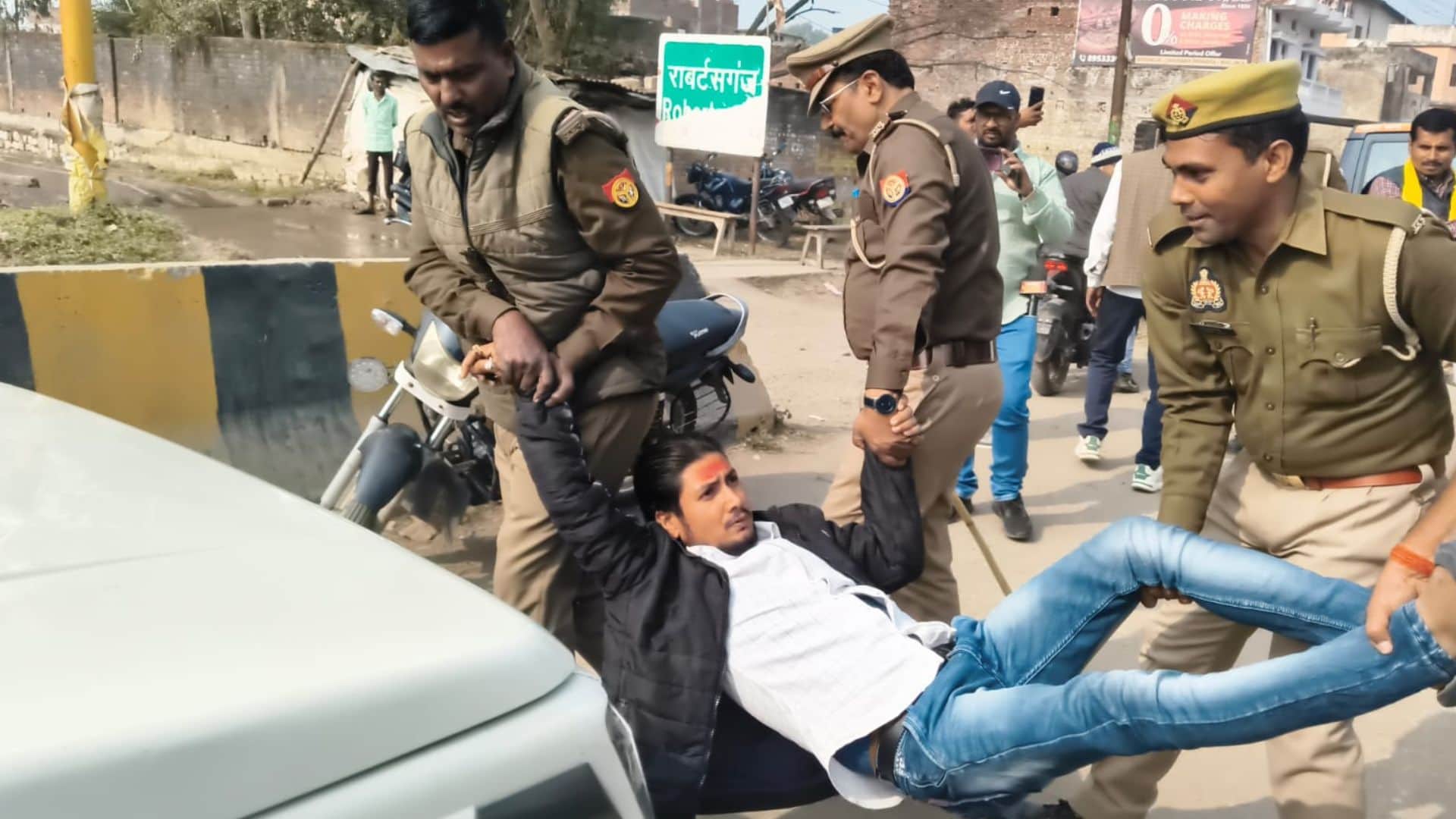 कांग्रेसजनों को हिरासत में लेती पुलिस।