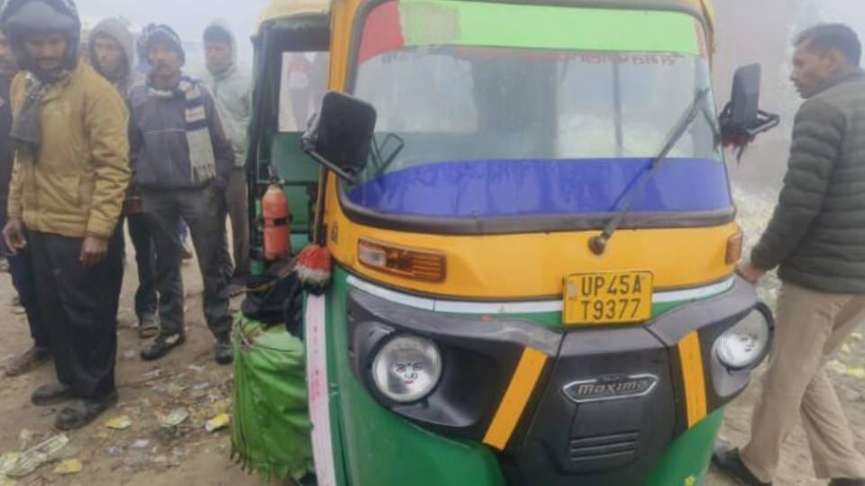 body of driver found lying in pool of blood in auto-rickshaw near liquor shop in Ambedkar Nagar