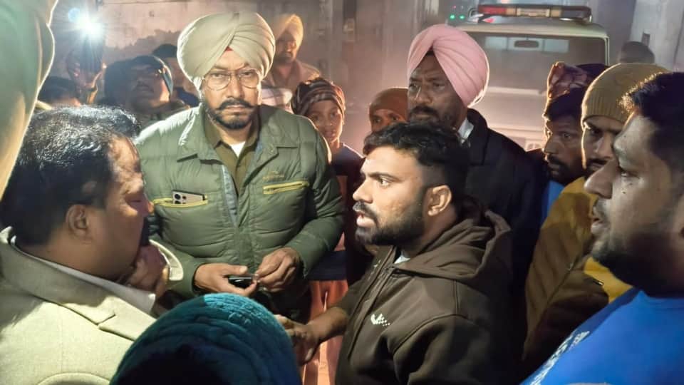 मौके पर पहुंची पुलिस।