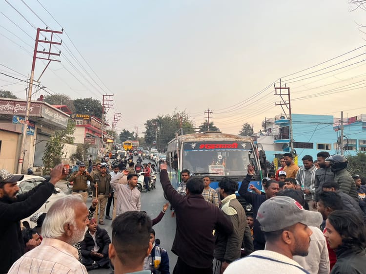 Dehradun: इलाज के दौरान मरीज की मौत, गुस्साए परिजनों और बजरंग दल के कार्यकर्ताओं ने शव रखकर किया हंगामा