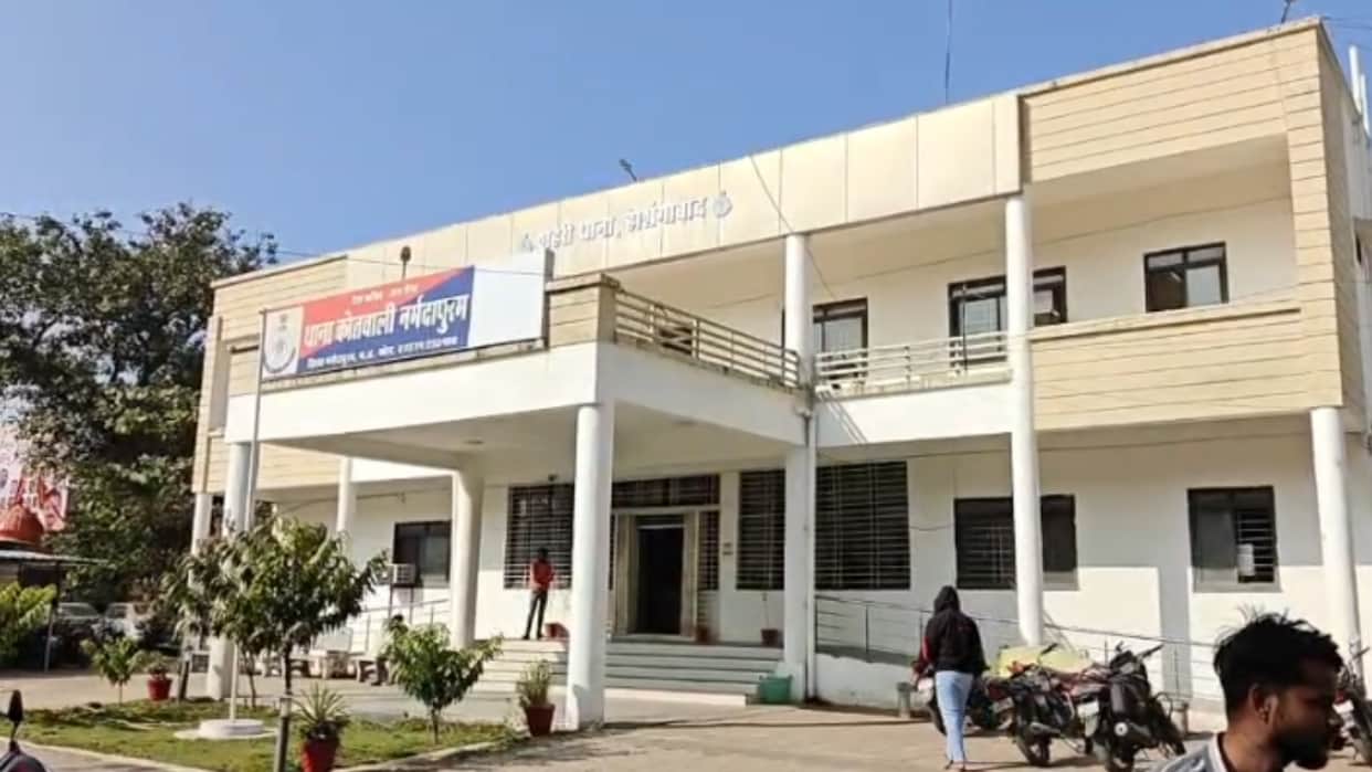 Narmadapuram News: Live-in partner strangled him to death, later hanged him using a sari.