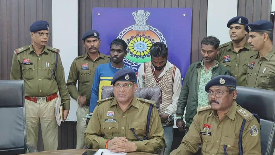 पुलिस की गिरफ्त में आरोपी