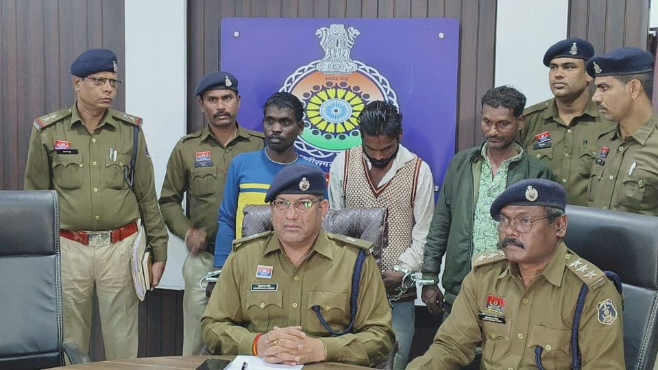 पुलिस की गिरफ्त में आरोपी
