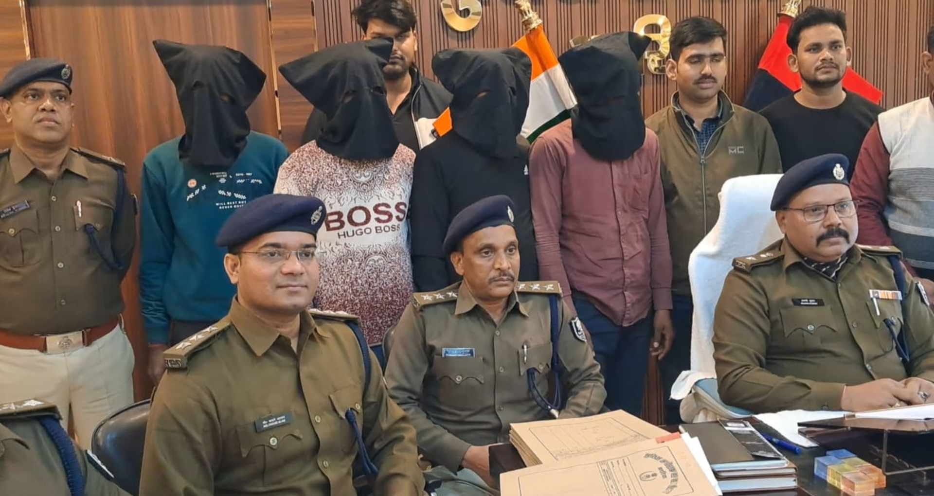 पुलिस की गिरफ्त में अपराधी