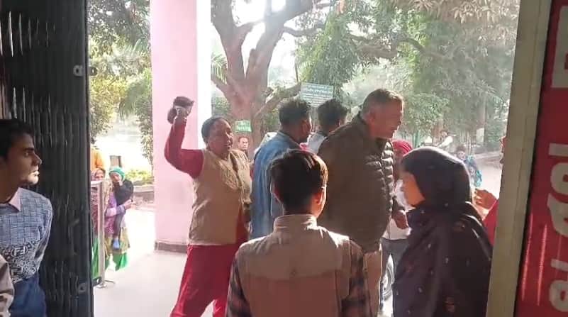 man consumed poisonous substance in love affair and died during treatment in hospital