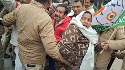 Protest in ghazipur Congress women district president slaps constable video goes viral