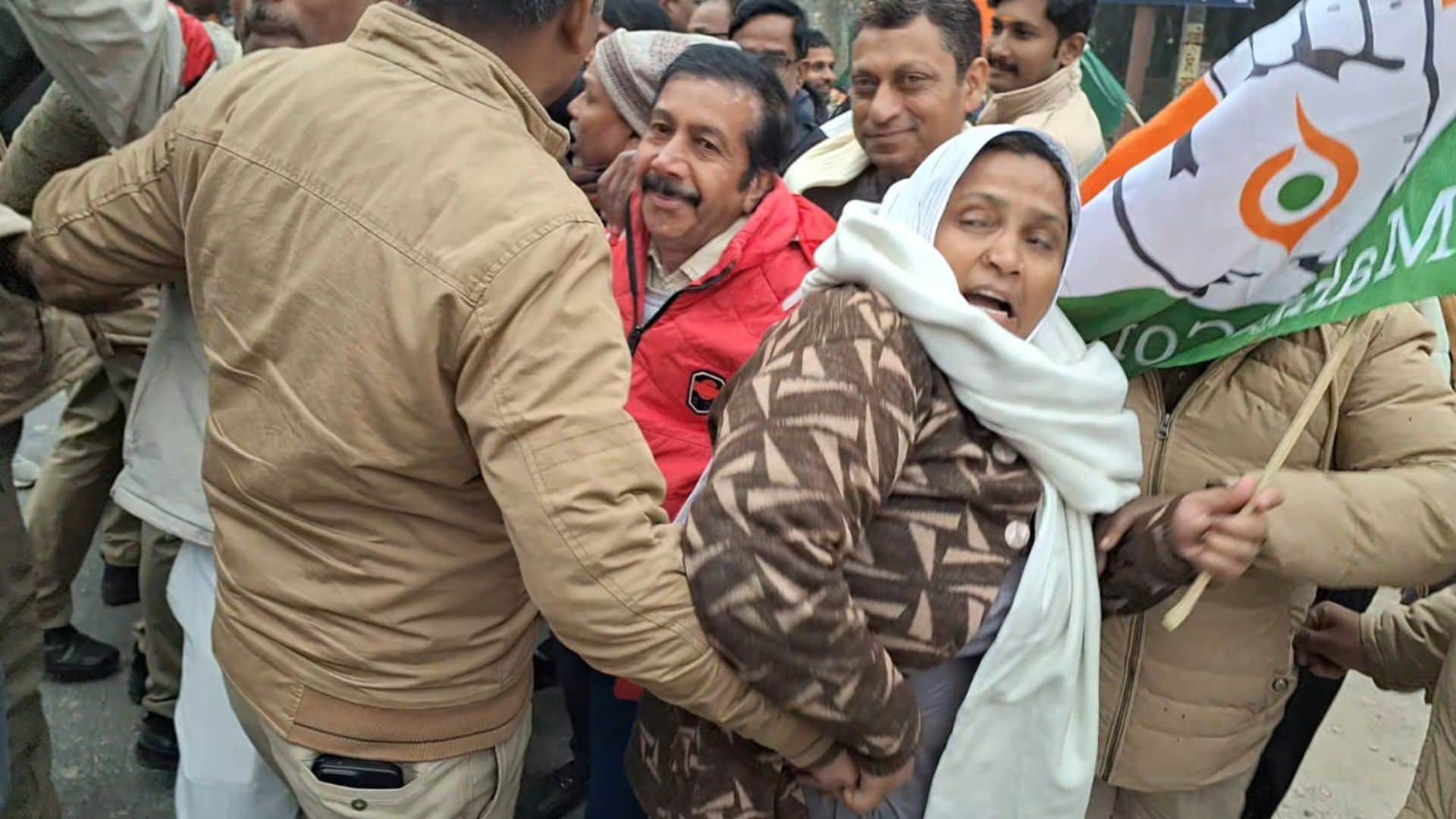 प्रदर्शन के दाैरान कांग्रेसजनों को रोकती पुलिस।