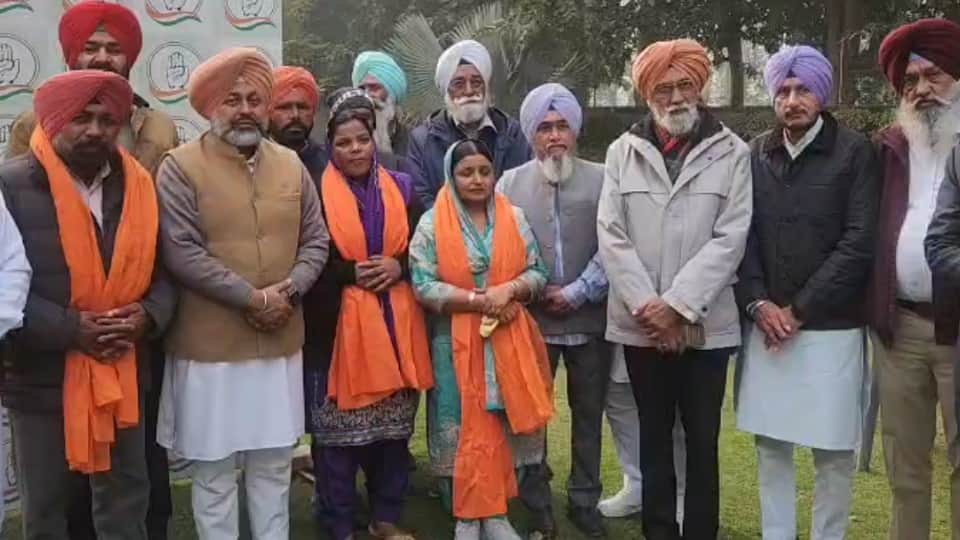 खन्ना ब्लॉक समिति के पांच कैंडिडेट को सिरोपा पर डालकर सम्मान किया।