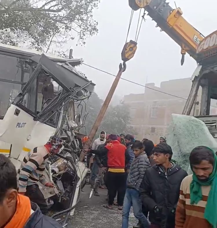 Bihar News: यहां घने कोहरे के बीच भीषण सड़क हादसा, दो बसों और ट्रक की जोरदार टक्कर; एक की मौत कई घायल