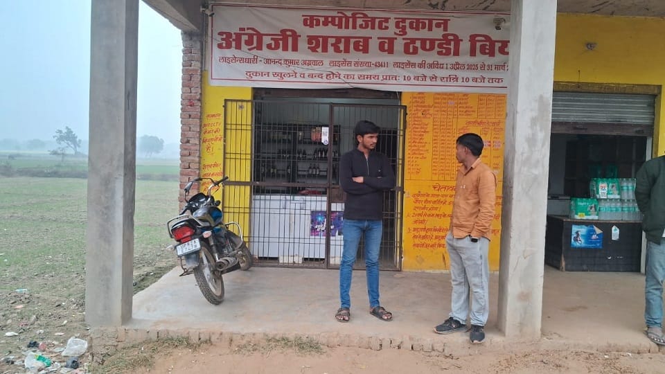 Masked bandits robbed liquor store in kasganj