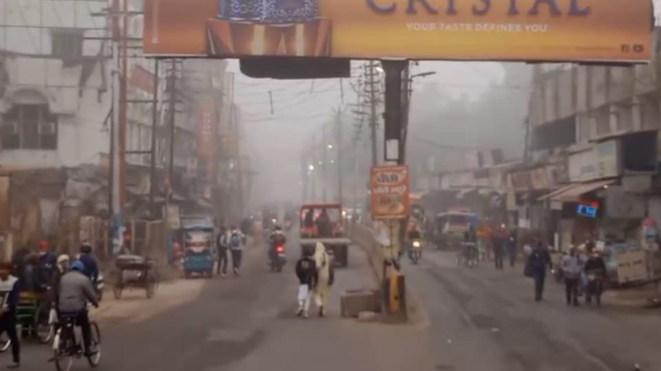Dense Fog Engulfs Meerut, Low Visibility Disrupts Morning Traffic