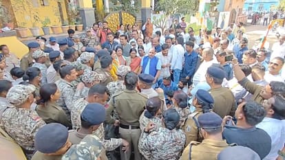 Congress protests in Chhattisgarh over the National Herald verdict Congress workers take to the streets in sev
