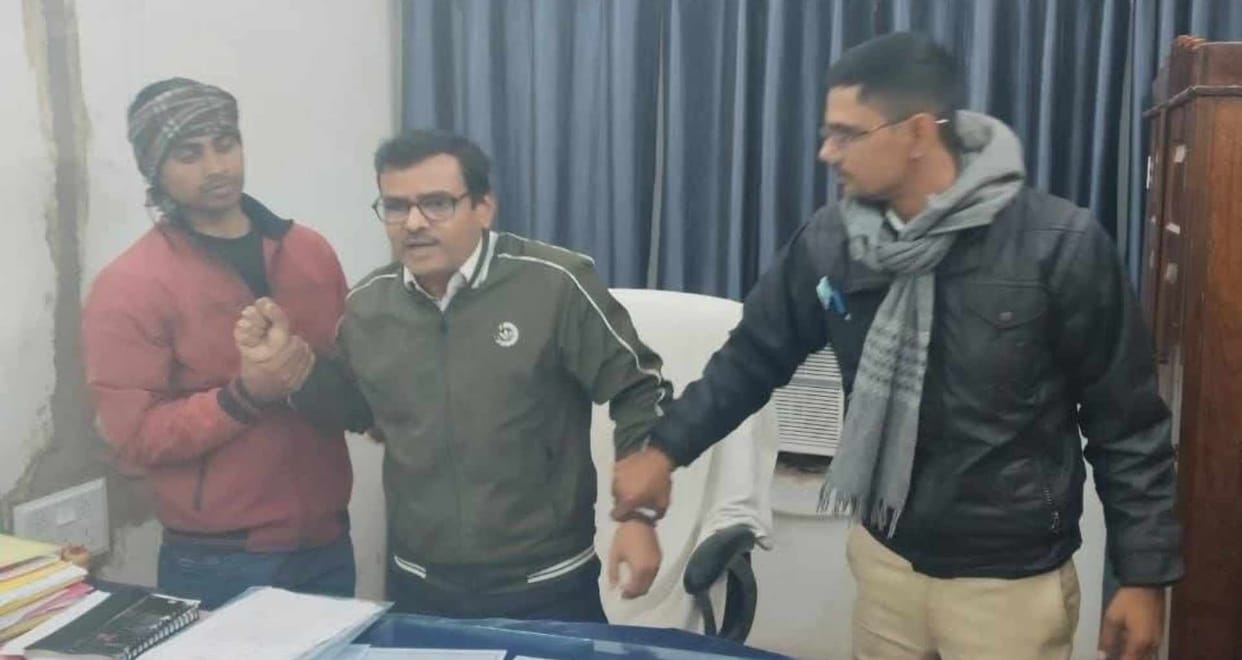 begusarai district welfare officer manoj kumar agrawal arrested taking bribe by vigilance department