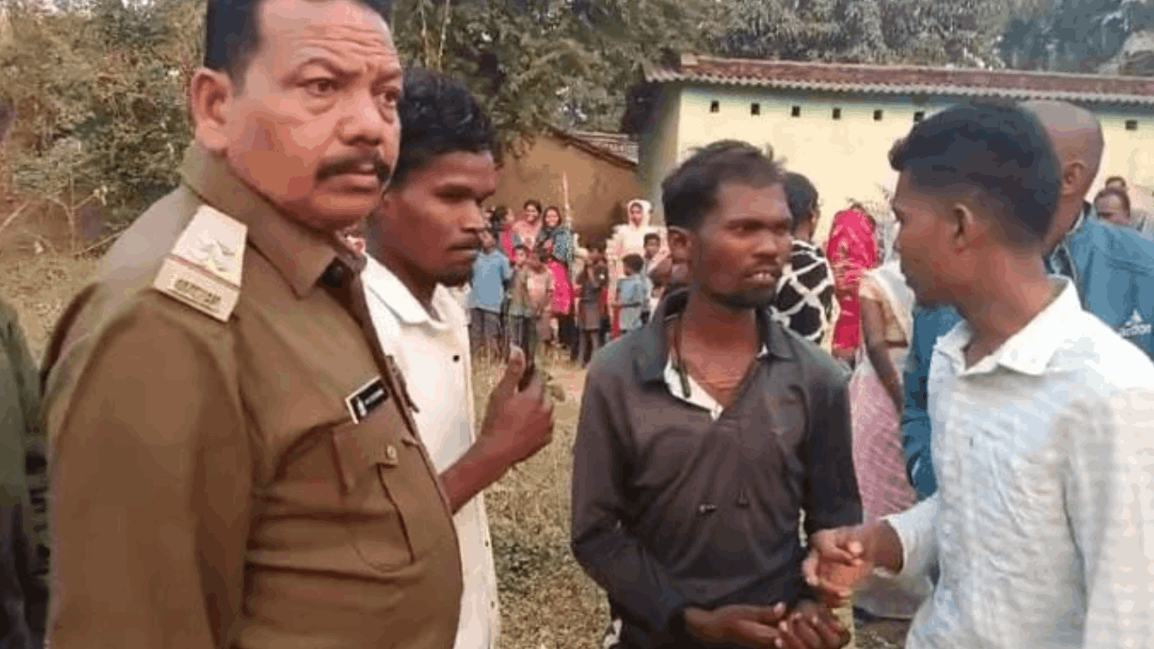 आबकारी टीम पर ग्रामीणों का हमला