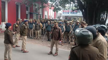 Former IPS officer Amitabh Thakur appeared before Special CJM Court in Varanasi