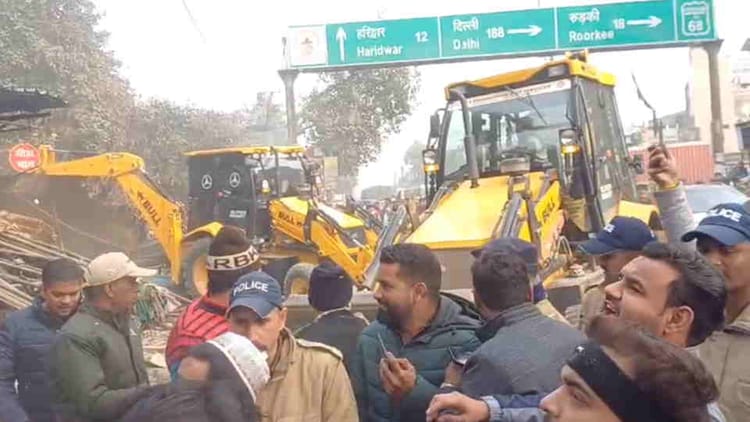 Haridwar: बहादराबाद में यूपी सिंचाई विभाग की भूमि पर हुए अतिक्रमण पर चला बुलडोजर, भारी पुलिस बल रहा तैनात