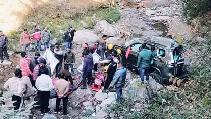 The car of tourists going to Kainchi Dham fell into the river