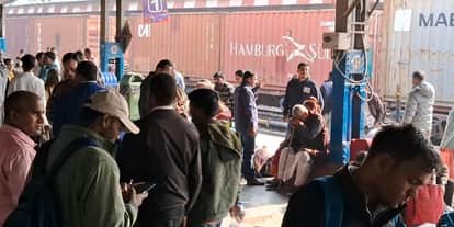 Bihar Railway News Muzaffarpur Junction: Fog slows down trains