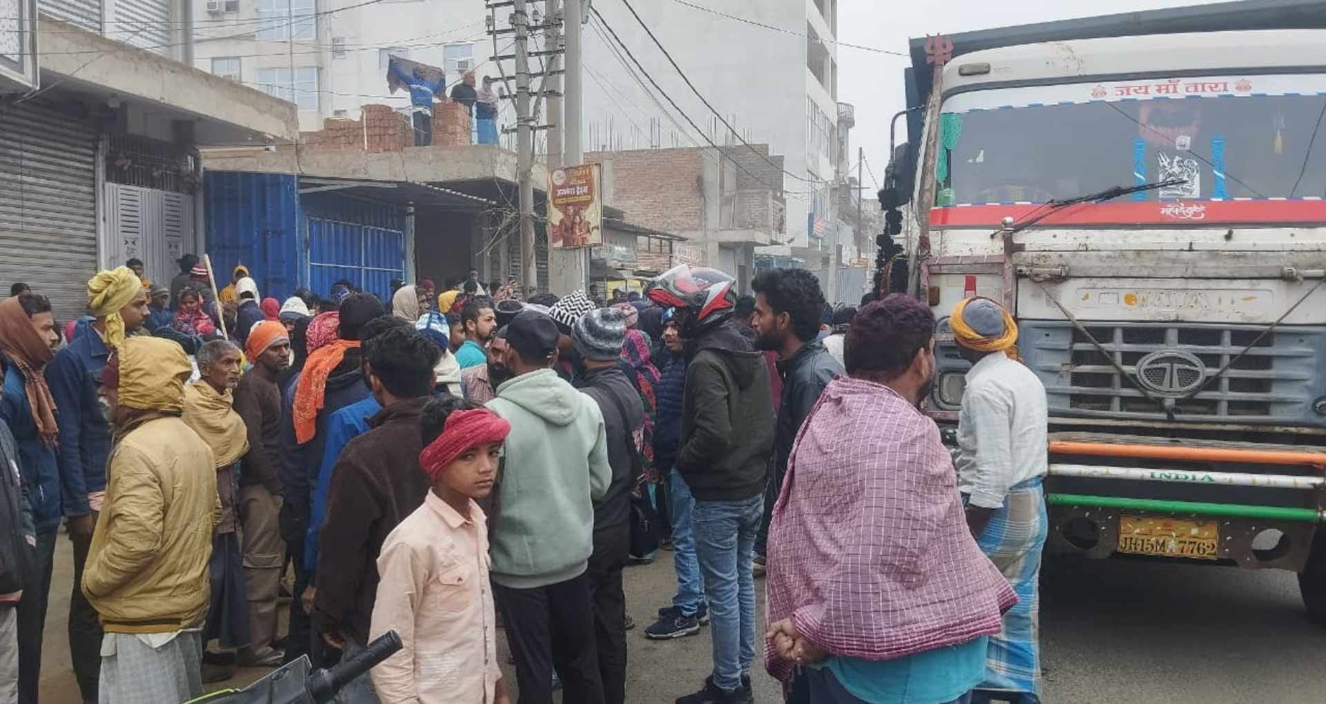 मौके पर मौजूद लोग