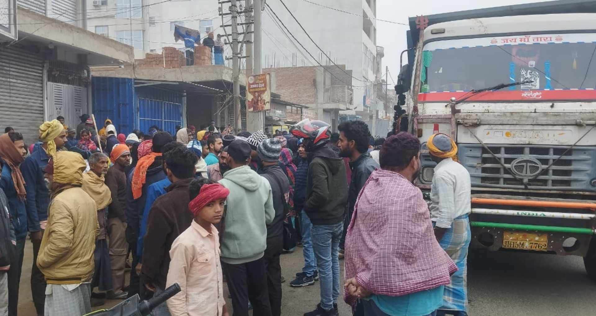 मौके पर मौजूद लोग