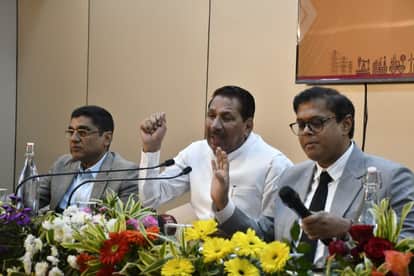 MP News: Agriculture Minister gives bizarre statement on fertilizer shortage, calls long queues and protests a