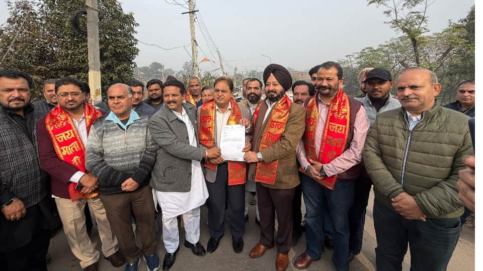 मेयर को पत्र देते विधायक अजीतपाल सिंह कोहली।