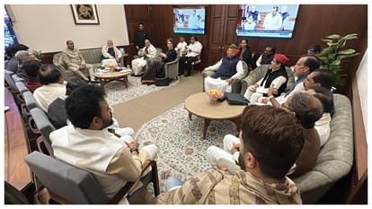 बैठक में शामिल पीएम मोदी और अन्य नेता