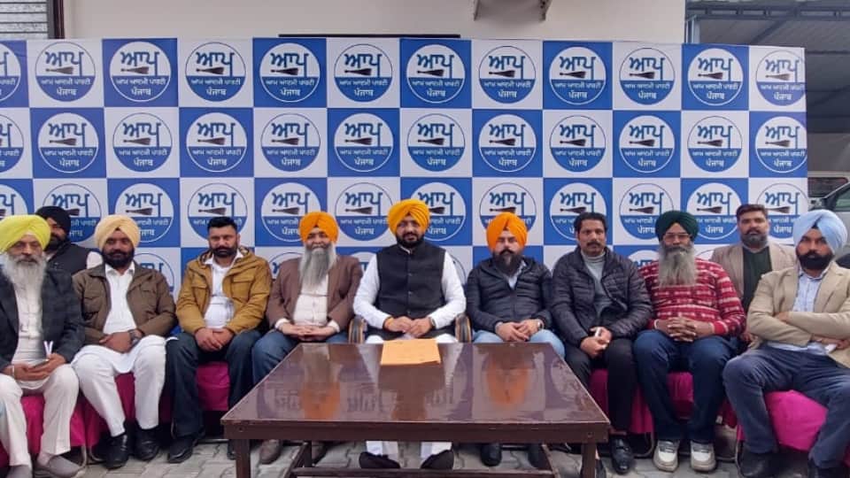 पत्रकारों से बात करते पंचायत मंत्री तरूणप्रीत साैंद