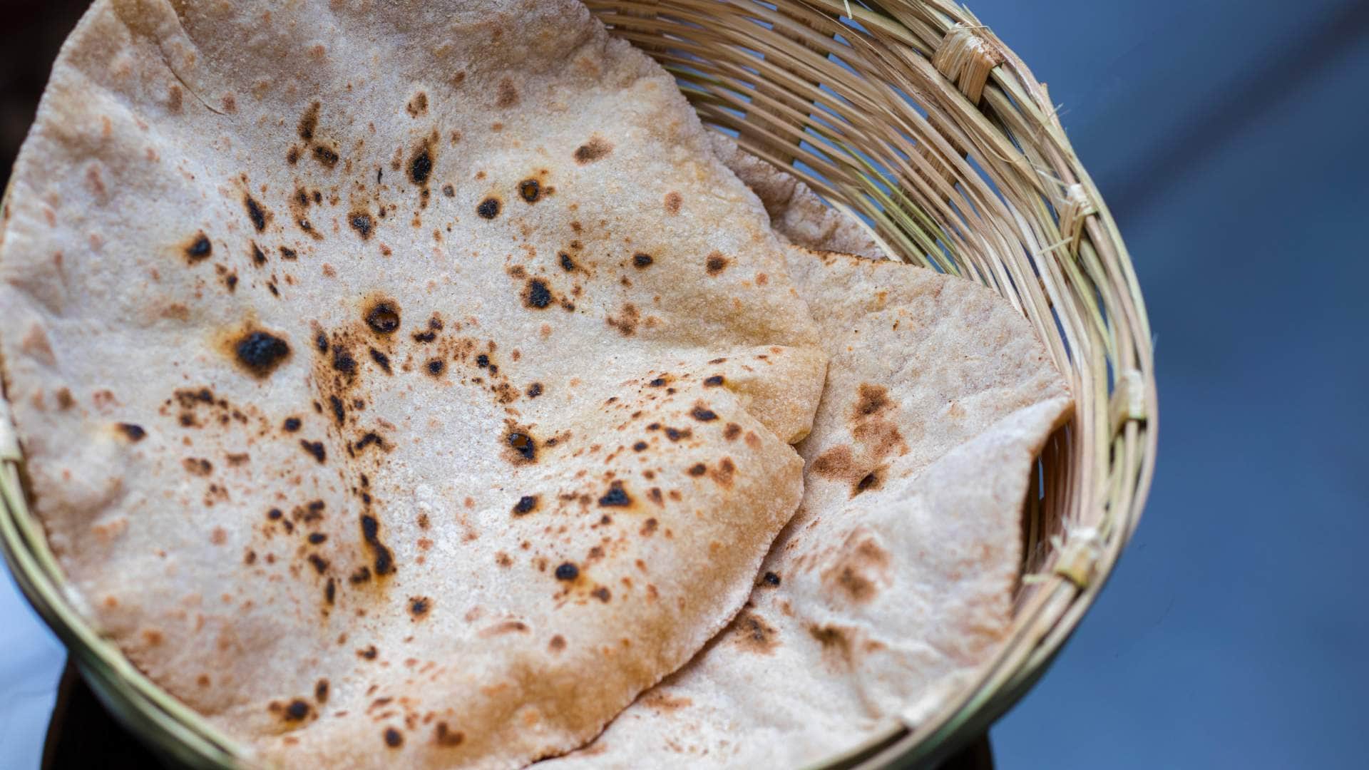 Vastu Tips when making and eating roti pay attention to the rules of vastu