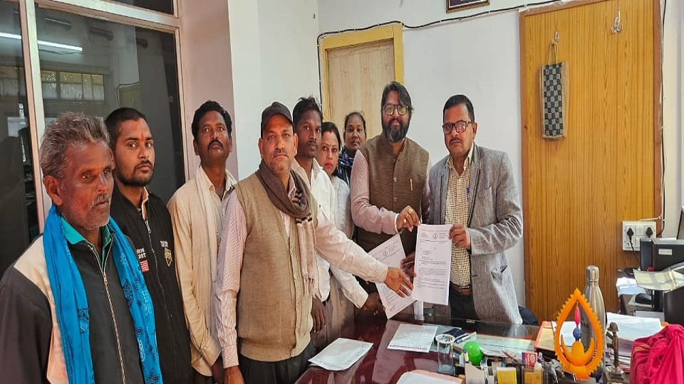 सीएम के नाम सौंपा ज्ञापन